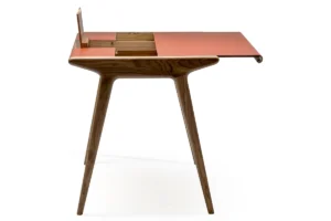 Scriba d’Amura Lab – un bureau design alliant cuir et bois, mêlant élégance italienne et technologie discrète. Disponible chez D-Style Interior.