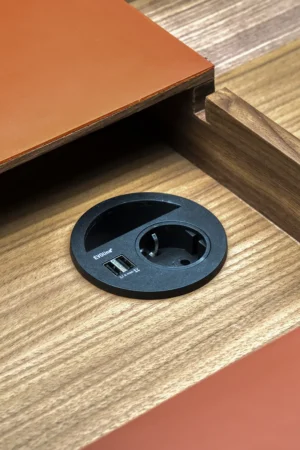 Scriba d’Amura Lab – un bureau design alliant cuir et bois, mêlant élégance italienne et technologie discrète. Disponible chez D-Style Interior.