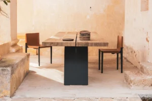 Desco d’Amura Lab – une table audacieuse mêlant bois ancien et métal, alliance de tradition et modernité. Disponible chez D-Style Interior.