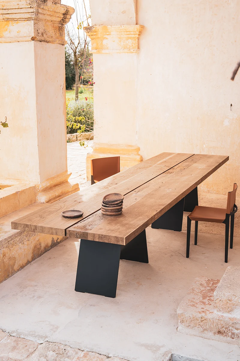 Desco d’Amura Lab – une table audacieuse mêlant bois ancien et métal, alliance de tradition et modernité. Disponible chez D-Style Interior.