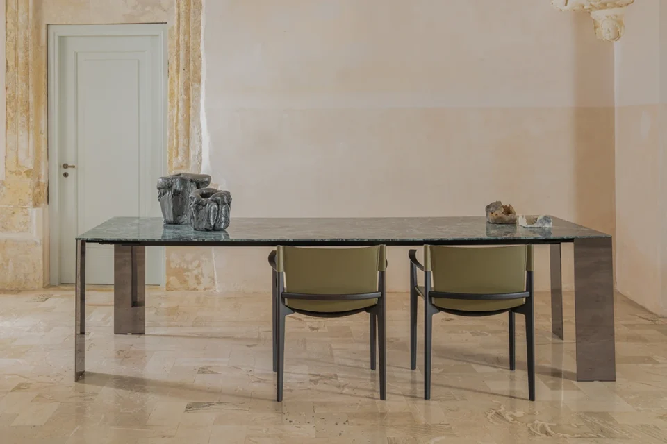 Exilis d’Amura Lab – une table design où légèreté et force s’unissent dans un équilibre parfait, incarnation du savoir-faire italien. Disponible chez D-Style Interior.