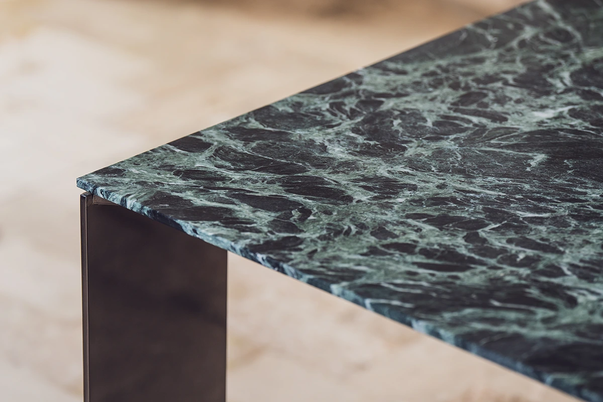 Exilis d’Amura Lab – une table design où légèreté et force s’unissent dans un équilibre parfait, incarnation du savoir-faire italien. Disponible chez D-Style Interior.
