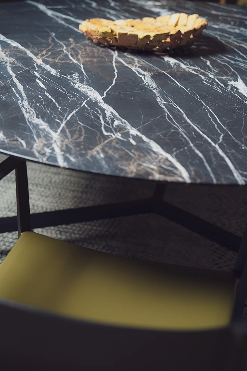 Stilt Table d’Amura Lab – une table design alliant bois massif et finitions nobles, symbole d’équilibre et de pureté italienne. Disponible chez D-Style Interior.