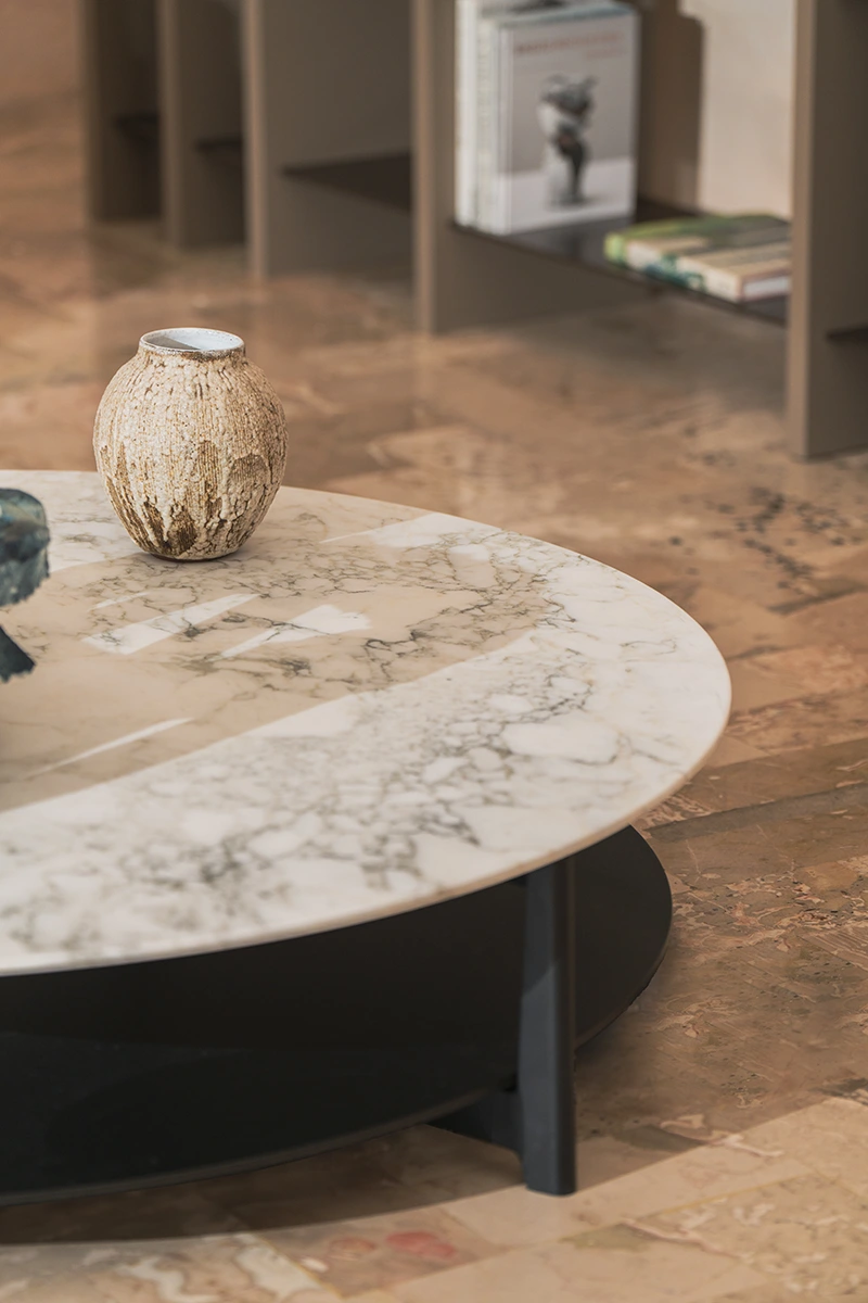 Stilt Table d’Amura Lab – une table design alliant bois massif et finitions nobles, symbole d’équilibre et de pureté italienne. Disponible chez D-Style Interior.