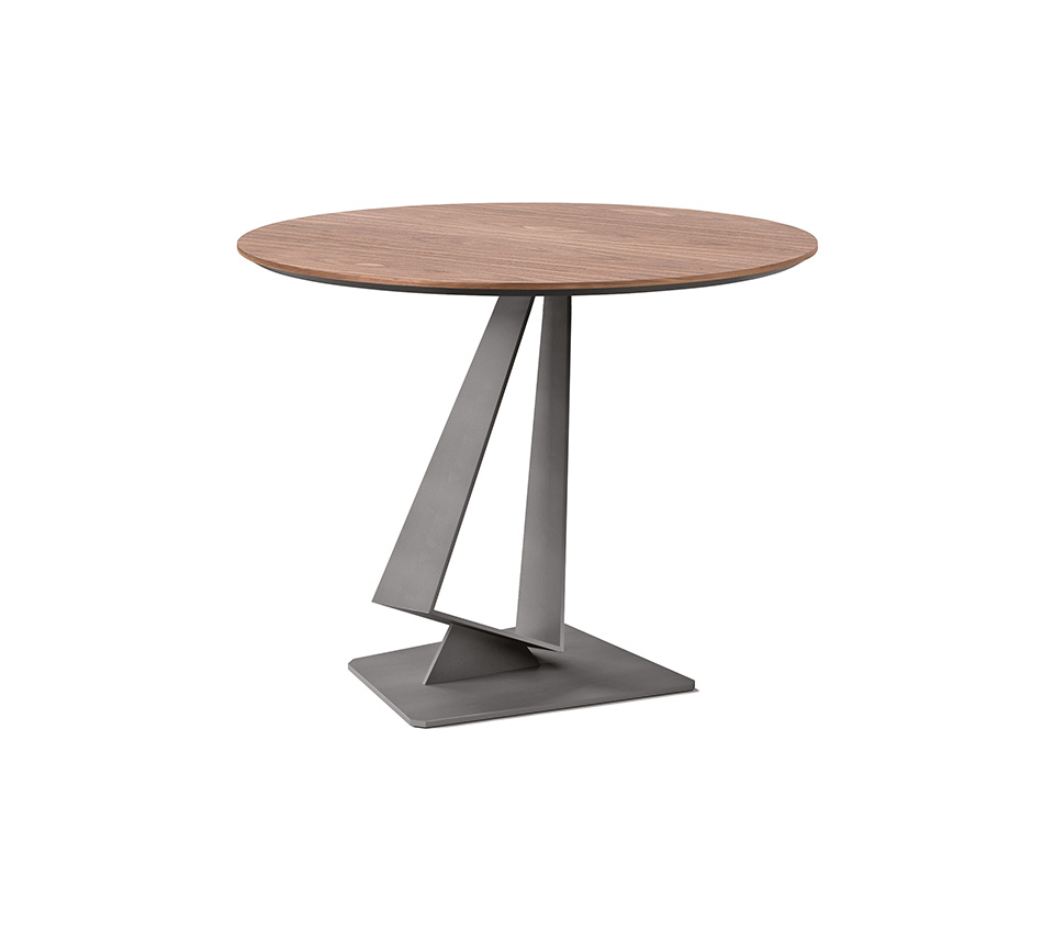 Roger table de Cattelan Italia allie base en acier gaufré et plateau en noyer ou verre trempé pour une élégance intemporelle et raffinée. Disponible chez D-Style Interior.