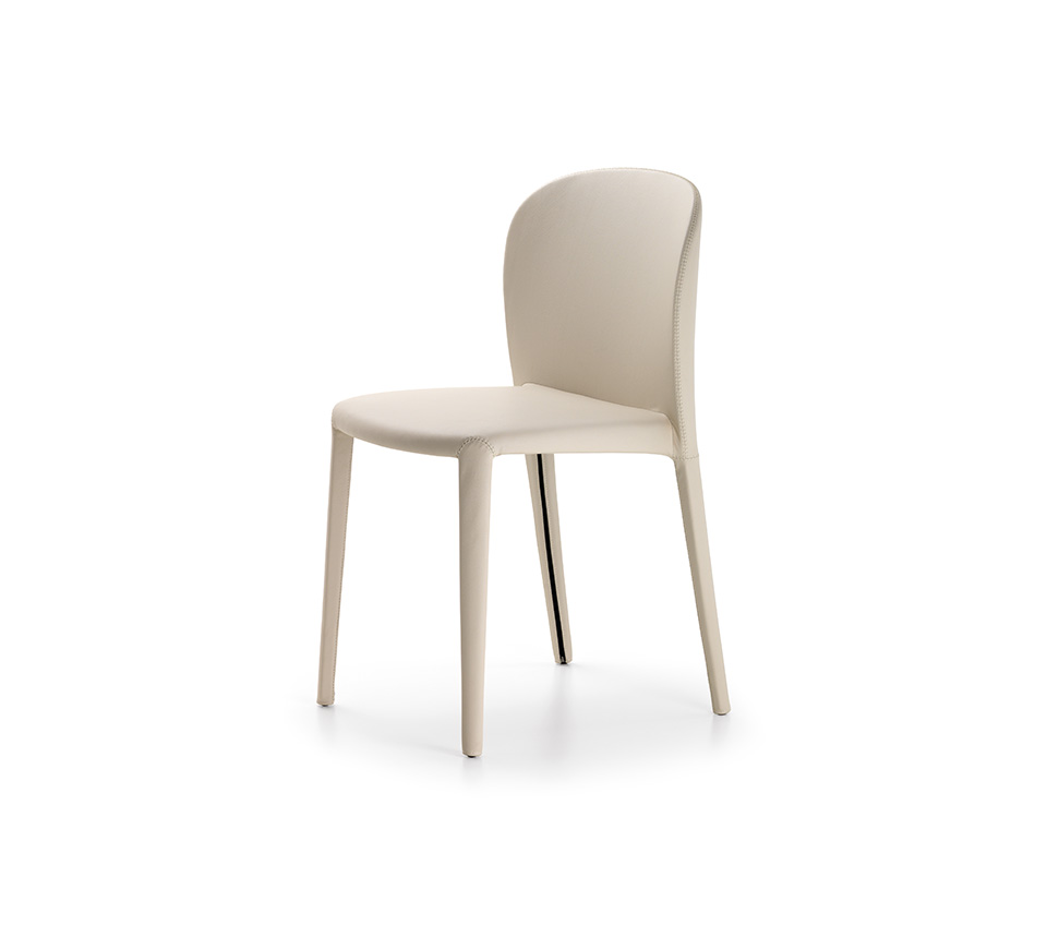 Daisy Chaise design de Cattelan Italia, au dossier incurvé et aux lignes élégantes, offrant un confort raffiné et un style contemporain. Disponible chez D-Style Interior.