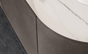 Buffet design haut de gamme Savoy par Cattelan Italia, plateau céramique Marmi avec structure acier laqué bronze, disponible chez D-Style Interior
