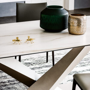 Stratos Keramik table de Cattelan Italia, une table design en céramique et acier. Élégance, durabilité et finitions italiennes d’exception. Disponible chez D-Style Interior.