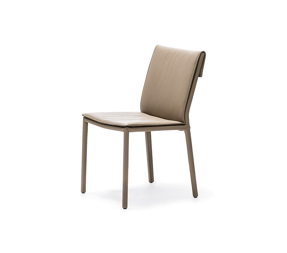 Isabel Chaise design haut de gamme signée Cattelan Italia, alliant confort généreux, lignes élégantes et finitions haut de gamme, disponible chez D-Style Interior.