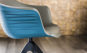 Indy Fauteuil design en polyuréthane souple, élégant et polyvalent, idéal pour les espaces de travail modernes, signé Cattelan Italia et disponible chez D-Style Interior.