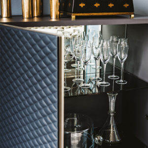 Buffet design haut de gamme Tiffany par Cattelan Italia, revêtement cuir matelassé avec structure bois laqué, disponible chez D-Style Interior