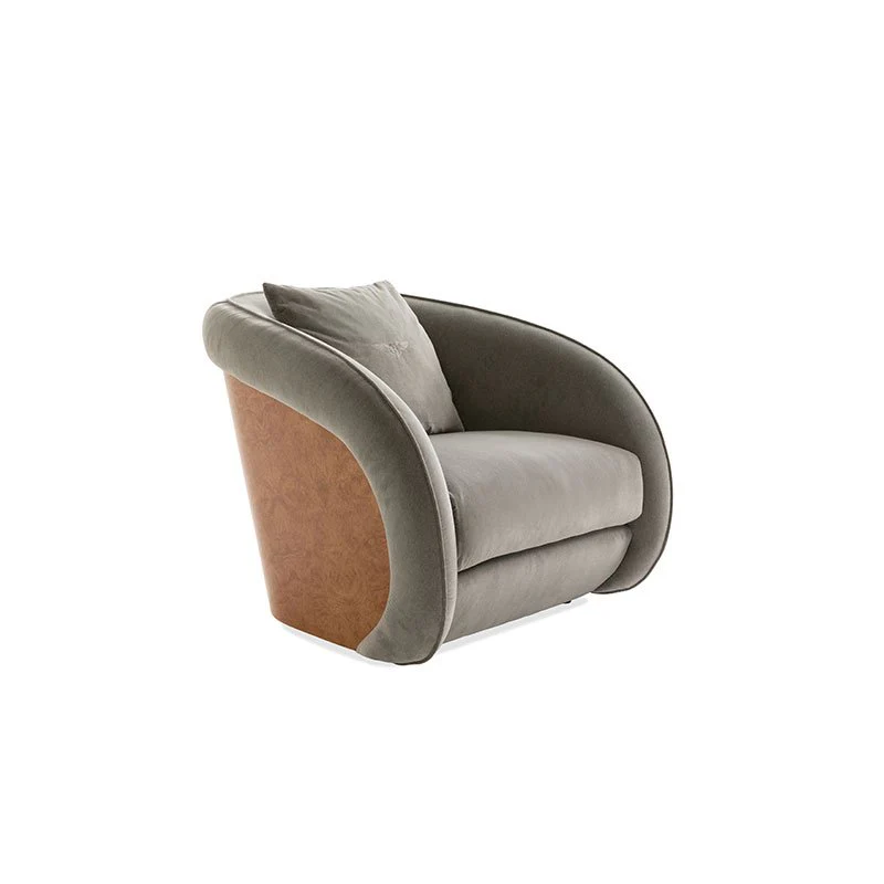 Beaumont | Fauteuil design haut de gamme Bentley Home en cuir ou tissu, finition noyer ou liquidambar fumé, disponible chez D-Style Interior