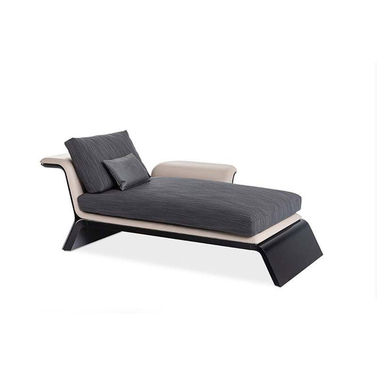 Galloway | Chaise longue design Bentley Home en cuir ou tissu, structure en bois courbé, finitions luxueuses et design fluide, disponible chez D-Style Interior