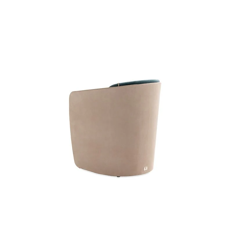 Rugby | Fauteuil design Bentley Home en cuir ou tissu, structure enveloppante, cadre en bois plaqué ou revêtu, passepoils coordonnés, disponible chez D-Style Interior