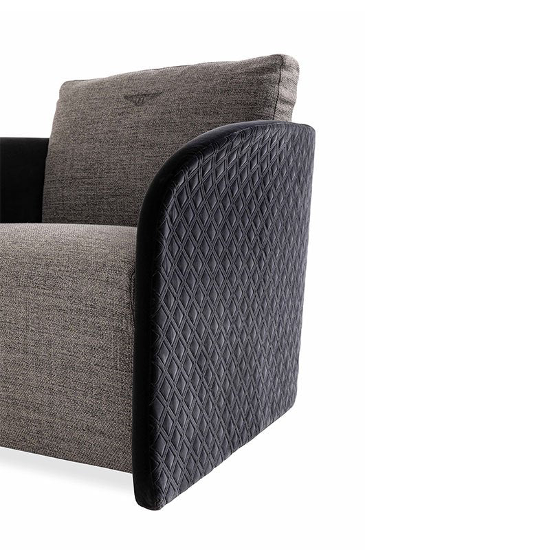 Swan | Fauteuil de bureau design Bentley Home en cuir ou tissu, structure en bois courbé, accoudoirs dynamiques, disponible chez D-Style Interior
