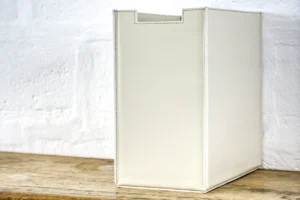 Leather Box par Amura Lab est une boîte design en cuir naturel alliant fonctionnalité, raffinement et savoir-faire artisanal italien. Disponible chez D-Style Interior.