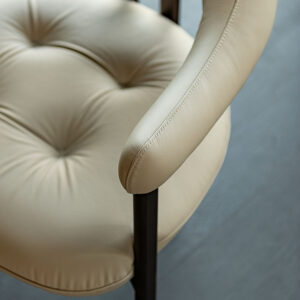 Greta Chaise design haut de gamme de Cattelan Italia, structure en acier laqué et revêtement en tissu ou cuir, élégante et contemporaine, disponible chez D-Style Interior.