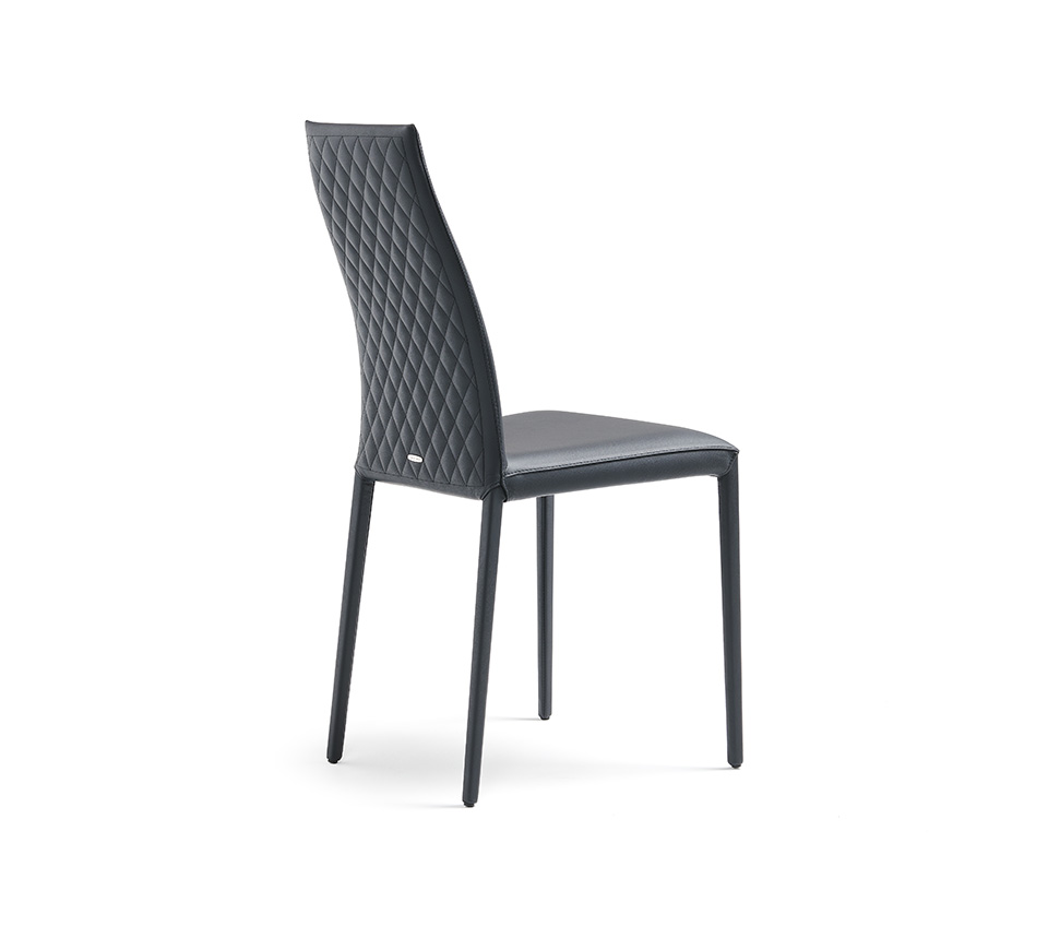 Kay Couture Chaise design rembourrée de Cattelan Italia avec dossier capitonné en cuir, disponible chez D-Style Interior.