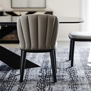 Chrishell Chaise design de Cattelan Italia, avec dossier matelassé et structure en frêne massif. Élégance italienne et confort d’exception. Disponible chez D-Style Interior.