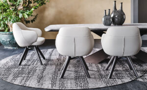 Bombè Chaise design de Cattelan Italia : design enveloppant, pieds bois et assise pivotante au confort raffiné. Disponible chez D-Style Interior.