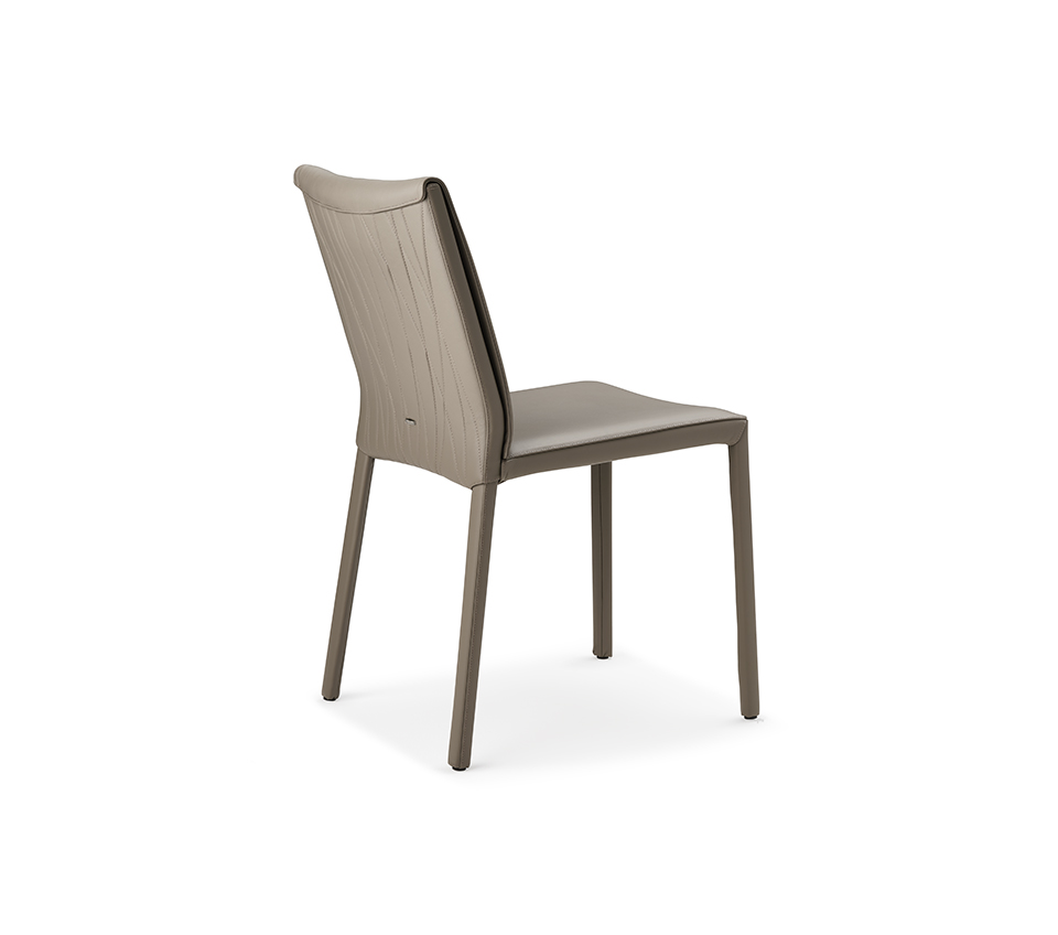 Chaise design Italia Couture en cuir matelassé signée Cattelan Italia, élégante et contemporaine, disponible chez D-Style Interior.