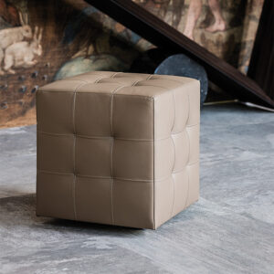 Bob Pouf capitonné sur roulettes, élégant et fonctionnel, signé Cattelan Italia. Un design raffiné en cuir ou simili-cuir. Disponible chez D-Style Interior.