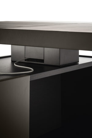 Jobs | Bureau design haut de gamme Poltrona Frau par Rodolfo Dordoni, design italien haut de gamme en cuir Pelle Frau® et bois de rouvre, disponible chez D-Style Interior