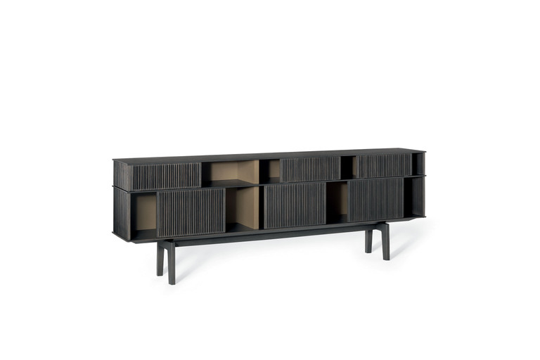 Bibliothèque design Lloyd Cabinet haut par Poltrona Frau, structure chêne et grilles coulissantes, disponible chez D-Style Interior
