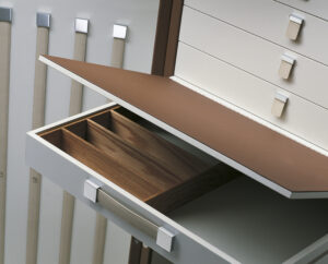 Bibliothèque design haut de gamme Oceano par Poltrona Frau, malle-bibliothèque en cuir Pelle Frau® avec bureau rabattable, disponible chez D-Style Interior