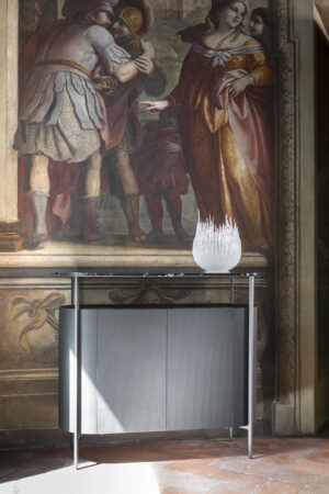 Bibliothèque design haut de gamme Oceano par Poltrona Frau, malle-bibliothèque en cuir Pelle Frau® avec bureau rabattable, disponible chez D-Style Interior