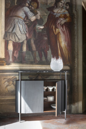 Bibliothèque design haut de gamme Oceano par Poltrona Frau, malle-bibliothèque en cuir Pelle Frau® avec bureau rabattable, disponible chez D-Style Interior