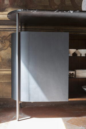 Bibliothèque design haut de gamme Oceano par Poltrona Frau, malle-bibliothèque en cuir Pelle Frau® avec bureau rabattable, disponible chez D-Style Interior