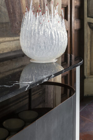 Bibliothèque design haut de gamme Oceano par Poltrona Frau, malle-bibliothèque en cuir Pelle Frau® avec bureau rabattable, disponible chez D-Style Interior