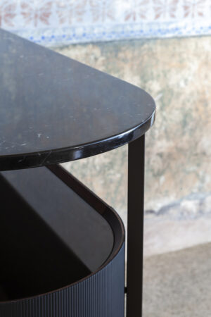 Bibliothèque design haut de gamme Oceano par Poltrona Frau, malle-bibliothèque en cuir Pelle Frau® avec bureau rabattable, disponible chez D-Style Interior