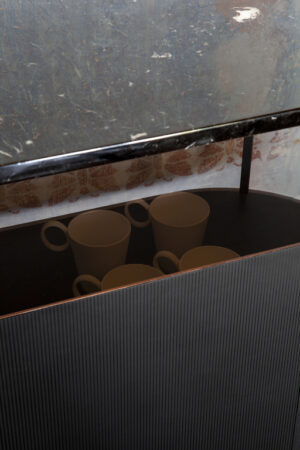 Bibliothèque design haut de gamme Oceano par Poltrona Frau, malle-bibliothèque en cuir Pelle Frau® avec bureau rabattable, disponible chez D-Style Interior