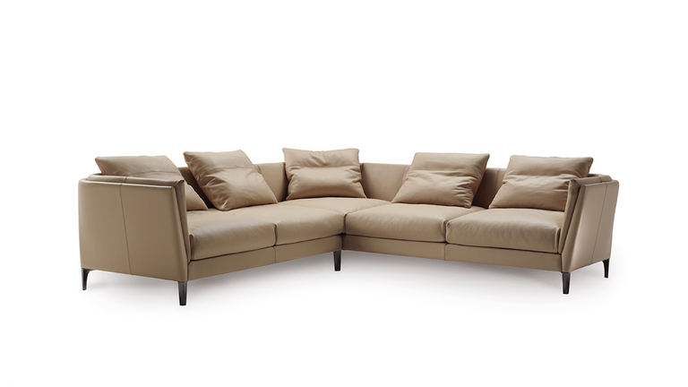 Canapé design haut de gamme Bretagne par Poltrona Frau, structure hêtre avec coque cuir Pelle Frau® et assise plumes, disponible chez D-Style Interior