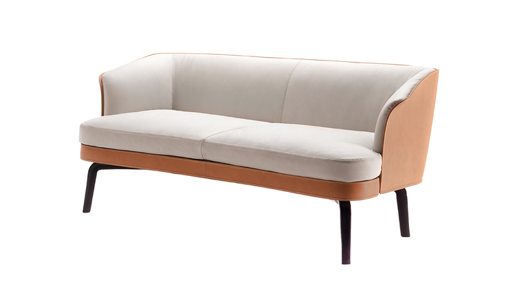 Canapé design haut de gamme Nivola par Poltrona Frau, coque moulée avec coussins plumes et pieds frêne, disponible chez D-Style Interior
