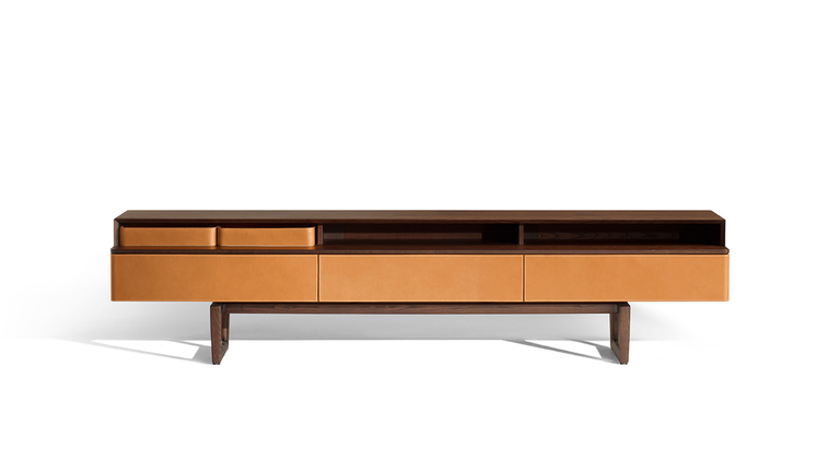 Meuble TV design haut de gamme Fidelio Multimedia Cabinet par Poltrona Frau, structure frêne avec tiroirs cuir, disponible chez D-Style Interior