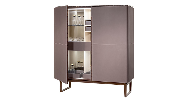Meuble de rangement design haut de gamme Fidelio Cabinet haut par Poltrona Frau, structure frêne avec intérieur érable et base chevalet, disponible chez D-Style Interior