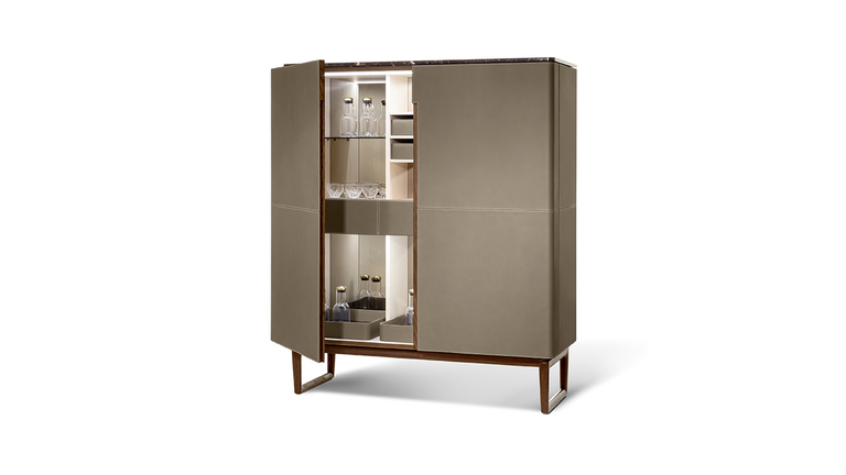 Meuble bar design haut de gamme Fidelio par Poltrona Frau, structure frêne avec intérieur érable éclairé, disponible chez D-Style Interior