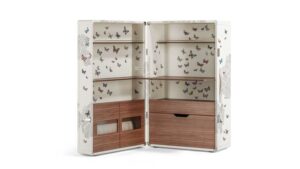 Meuble bar design Isidoro Ultime Notizie par Fornasetti x Poltrona Frau, coffre-bar cuir motif Dernières Nouvelles, disponible chez D-Style Interior