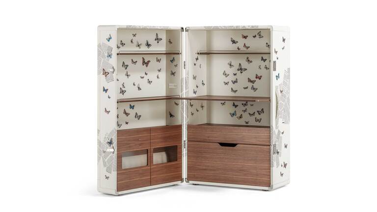 Meuble bar design Isidoro Ultime Notizie par Fornasetti x Poltrona Frau, coffre-bar cuir motif Dernières Nouvelles, disponible chez D-Style Interior