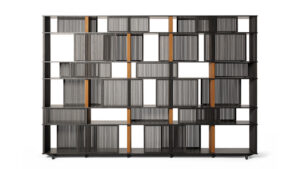 Bibliothèque design Lloyd par Poltrona Frau, système à géométrie variable avec grilles coulissantes, disponible chez D-Style Interior