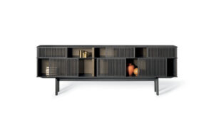 Bibliothèque design Lloyd Cabinet haut par Poltrona Frau, structure chêne et grilles coulissantes, disponible chez D-Style Interior