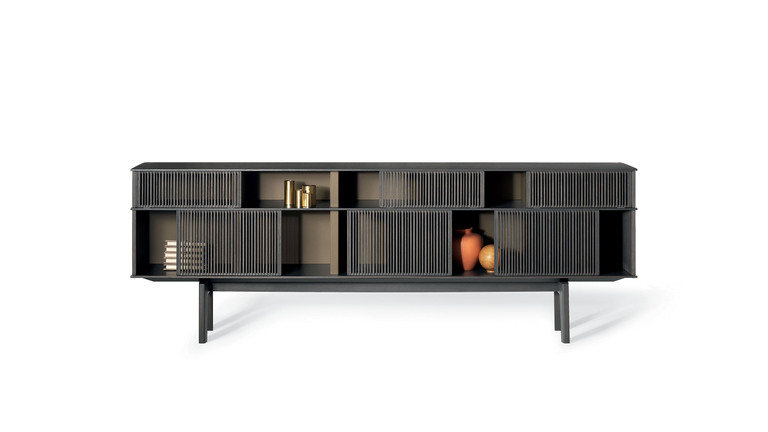 Bibliothèque design Lloyd Cabinet haut par Poltrona Frau, structure chêne et grilles coulissantes, disponible chez D-Style Interior