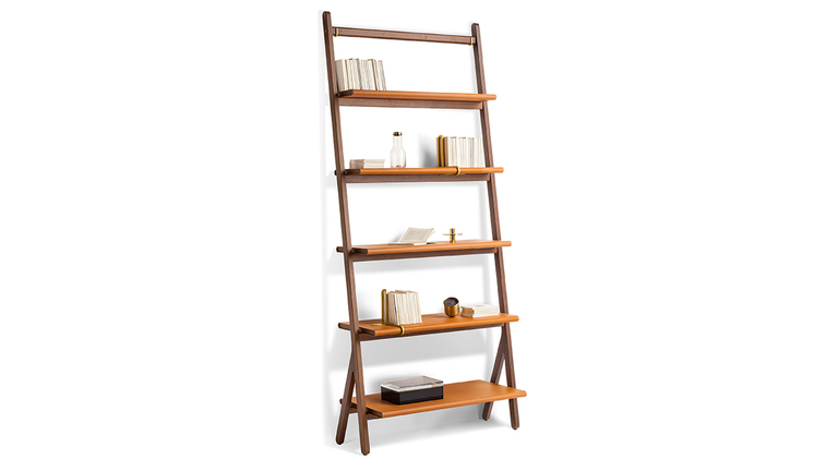 Bibliothèque design haut de gamme Ren par Poltrona Frau, design Neri&Hu avec structure noyer Canaletto et étagères cuir Saddle Extra, disponible chez D-Style Interior