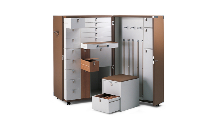 Bibliothèque design haut de gamme Oceano par Poltrona Frau, malle-bibliothèque en cuir Pelle Frau® avec bureau rabattable, disponible chez D-Style Interior