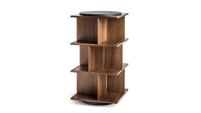 Bibliothèque design haut de gamme Turner par Poltrona Frau, structure noyer Canaletto avec plateaux tournants, disponible chez D-Style Interior