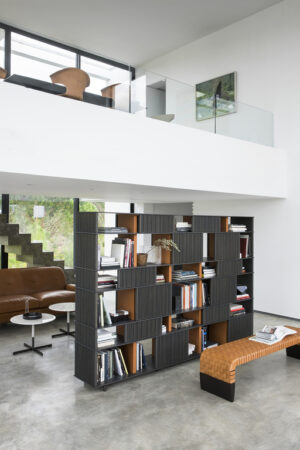 Bibliothèque design Lloyd par Poltrona Frau, système à géométrie variable avec grilles coulissantes, disponible chez D-Style Interior