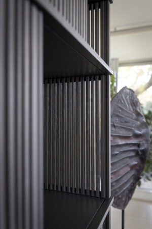 Bibliothèque design Lloyd par Poltrona Frau, système à géométrie variable avec grilles coulissantes, disponible chez D-Style Interior